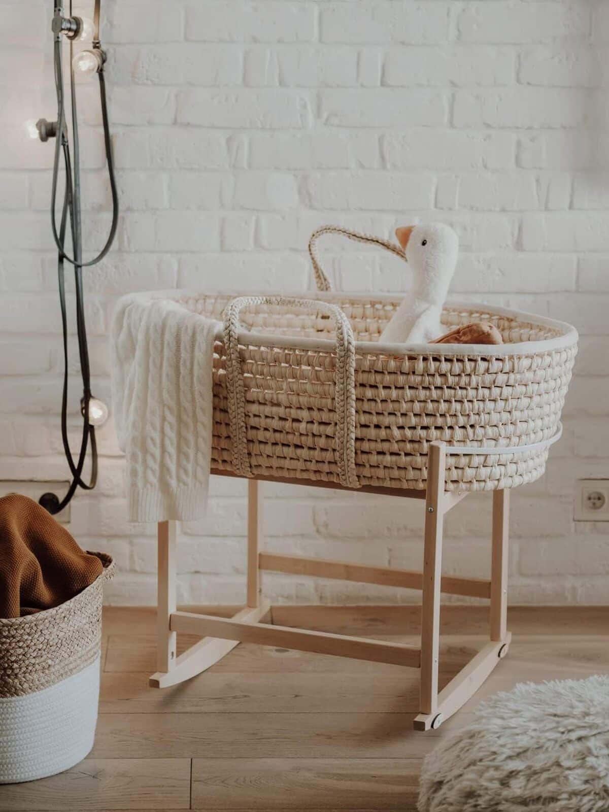 Test du couffin en bois à bascule pour bébé : confort et style nautique
